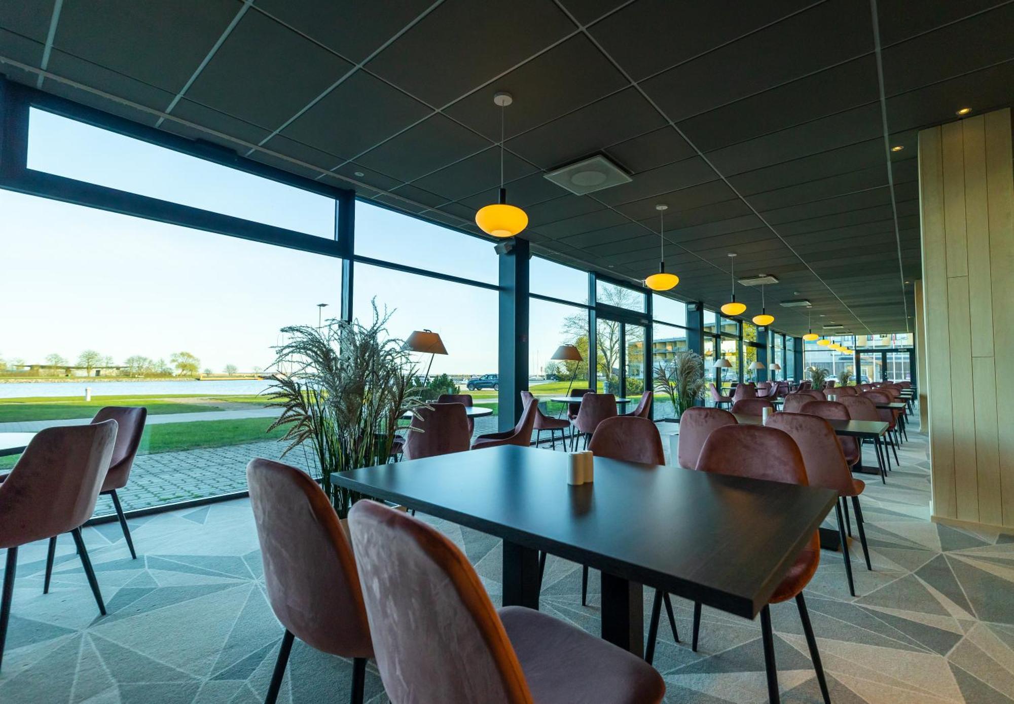 Oe Seaside Suites & Spa Курессааре Экстерьер фото